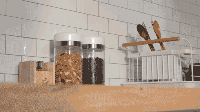 ボタンを一度押すだけで自動真空。香りも美味しさもしっかり長持ち！ 【SHELBRU Canister】