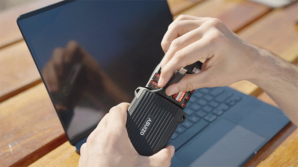 爆速カードリーダー×耐衝撃カードケース！SDカードデータはその