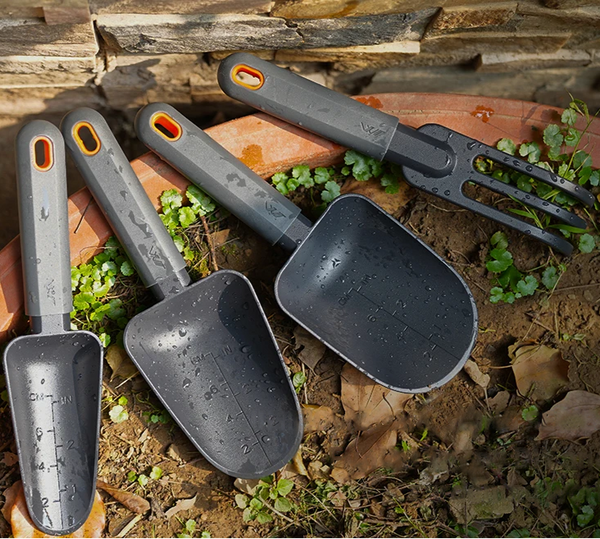 軽量でサクサク掘れる！丈夫で錆びにくい、目盛り付きガーデニング用スコップ【JM Gardening】