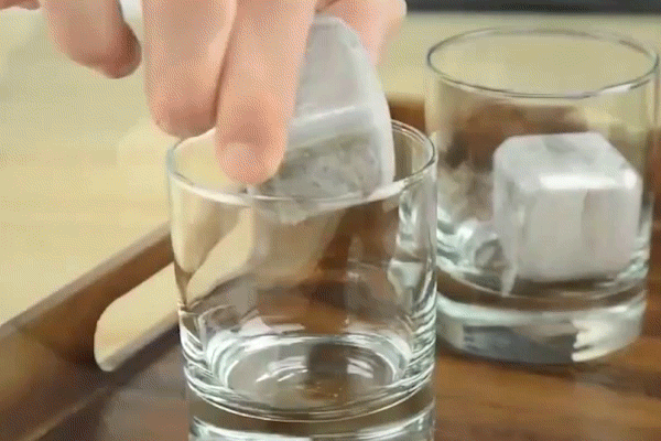 溶けない氷！？飲み物を薄めずに冷やす！ステンレス製アイスキューブ 【MINI ICE】
