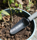 軽量でサクサク掘れる！丈夫で錆びにくい、目盛り付きガーデニング用スコップ【JM Gardening】