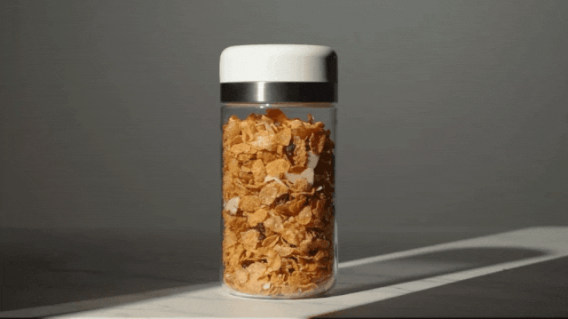 ボタンを一度押すだけで自動真空。香りも美味しさもしっかり長持ち！ 【SHELBRU Canister】