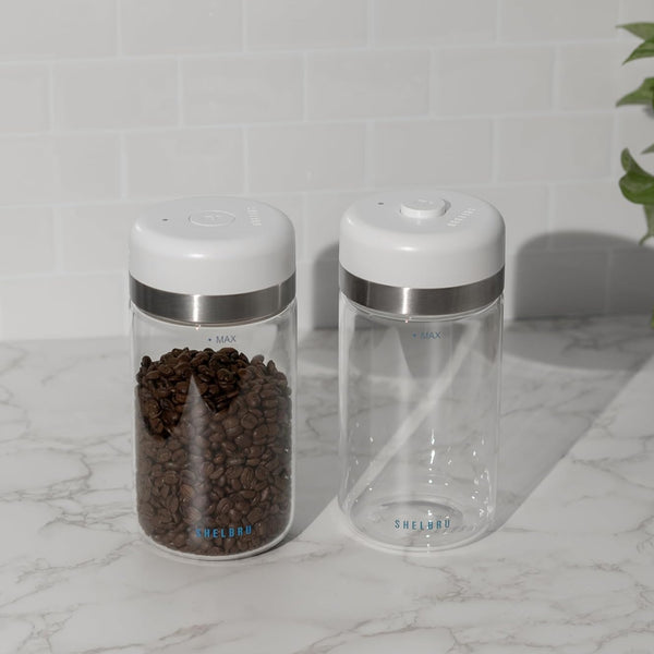 ボタンを一度押すだけで自動真空。香りも美味しさもしっかり長持ち！ 【SHELBRU Canister】
