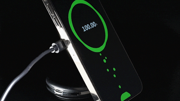 固定したままワイヤレス充電OK！真空＆磁気吸着式折りたたみスマホ