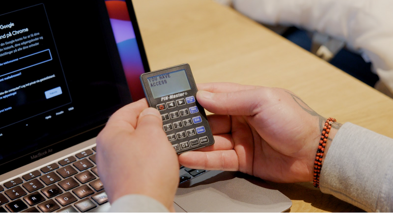 完全オフラインでアナログと同等のセキュリティ！超薄型パスワード管理ツール【PIN-Master 2.0】