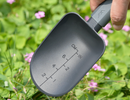軽量でサクサク掘れる！丈夫で錆びにくい、目盛り付きガーデニング用スコップ【JM Gardening】