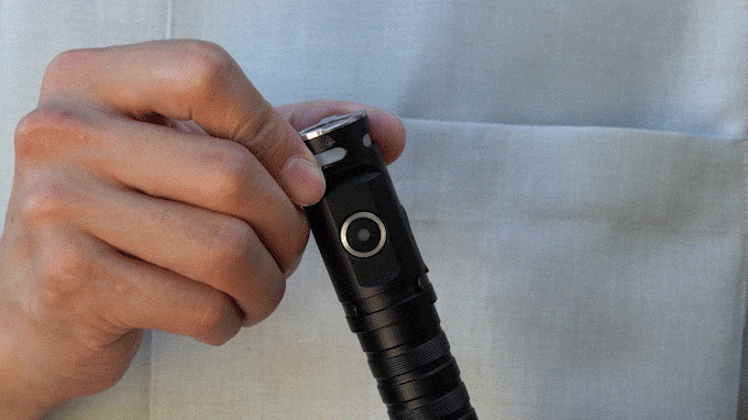 累計1万個出荷◎回転ヘッドで帽子装着OK！驚異の高輝度＆照射距離のLED懐中電灯【Flashlight P1】