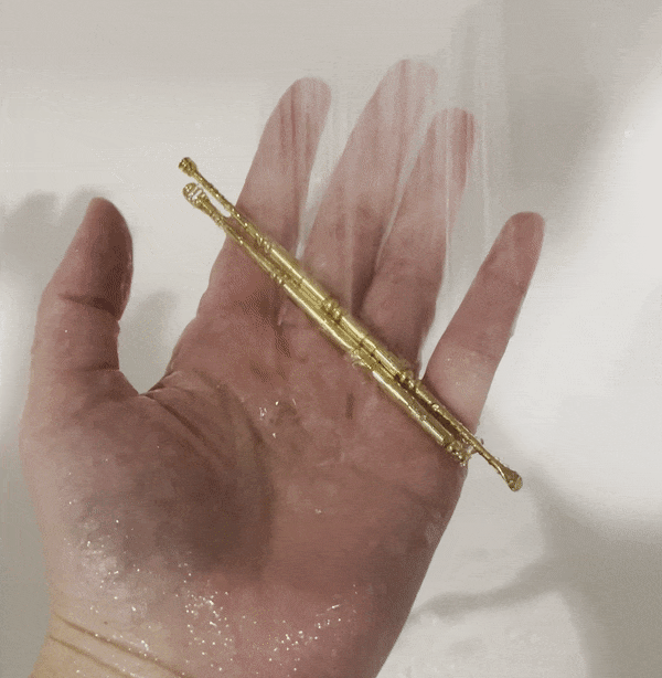 全方位死角なし！サッと撫でるだけで耳垢ごっそり。【EAR WAX CLEANER らくらく耳かき】